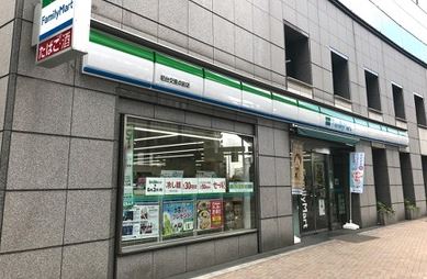 コンビニ　ファミリーマート初台交差点前店（コンビニ）まで346m