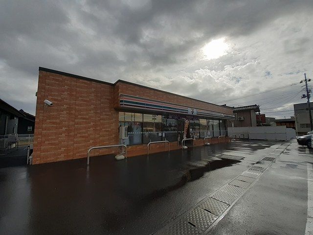 コンビニ　セブンイレブン小須戸新保店（コンビニ）まで198m