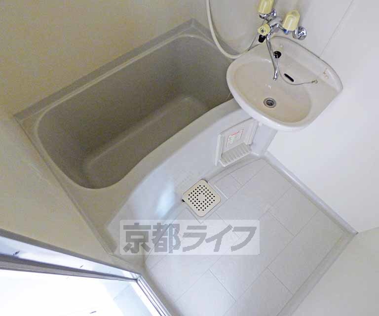 バス・シャワールーム　バスルームです。