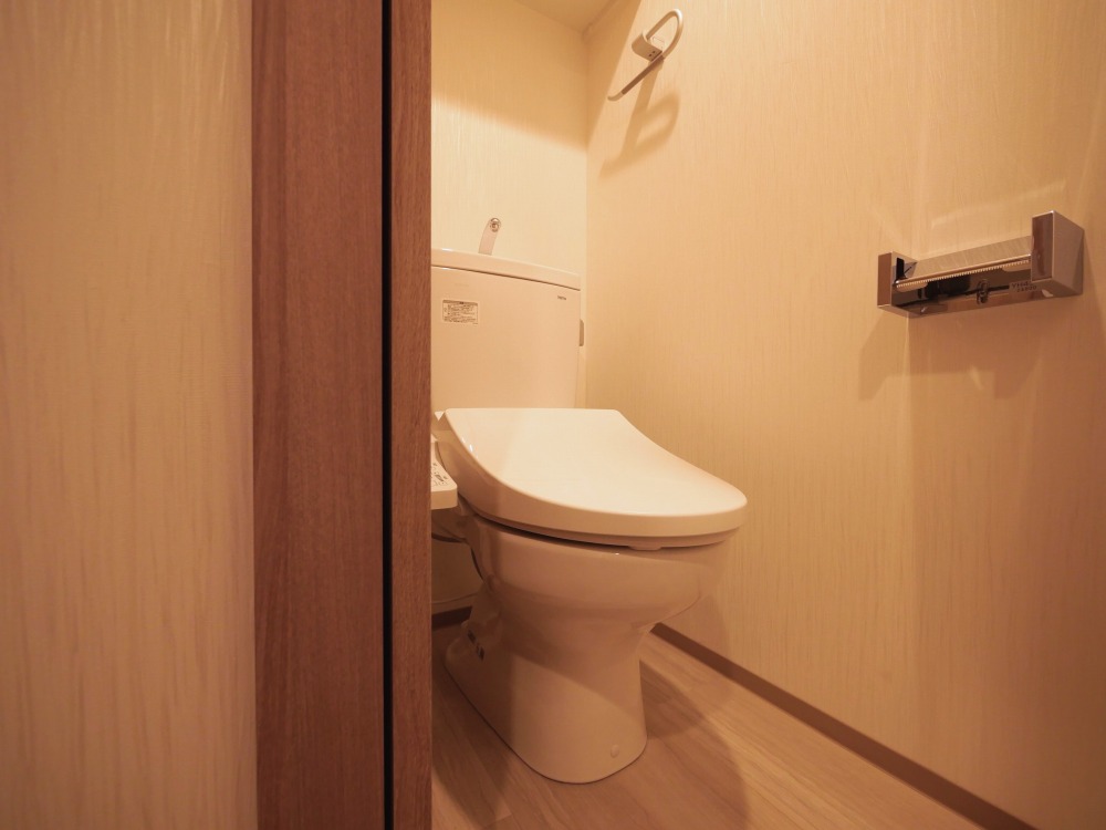 トイレ　落ち着いた色調のトイレです