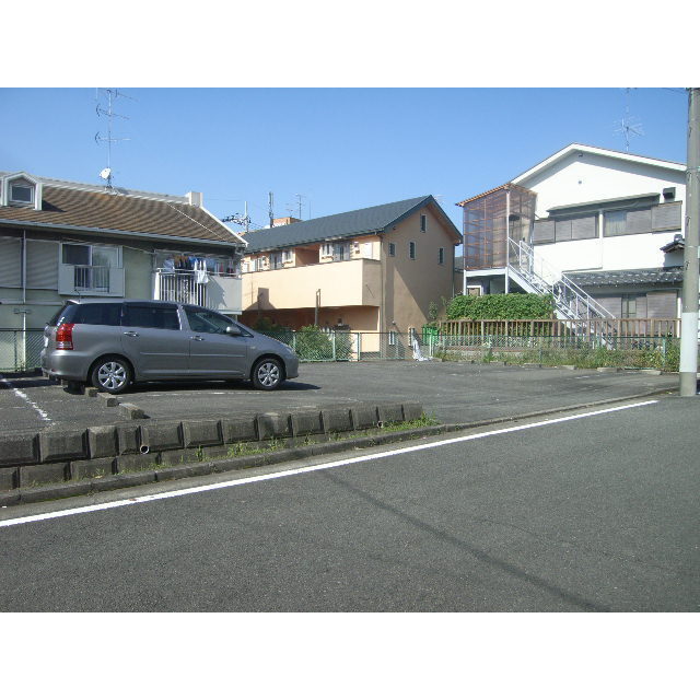 駐車場　敷地内に駐車場があります。