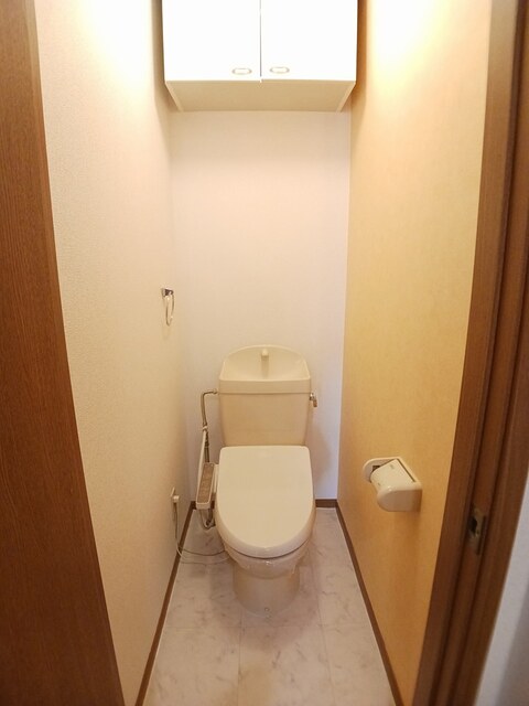 トイレ　落ち着いた色調のトイレです