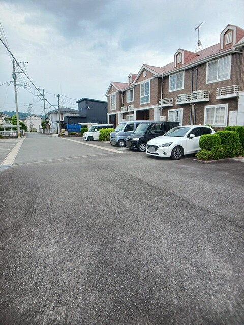 駐車場　駐車場があるので、車を買う予定の方も安心です