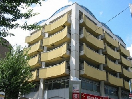 建物外観　鉄筋鉄骨コンクリート造のがっしりした建物。