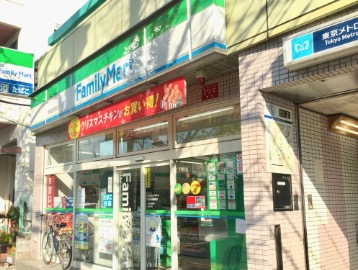 コンビニ　ファミリーマート本駒込駅前店（コンビニ）まで60m