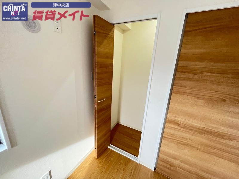 収納　別部屋反転参考写真です。