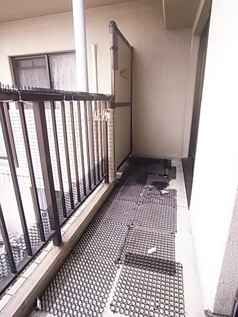 バルコニー　暖かな日差しのふりそそぐバルコニー