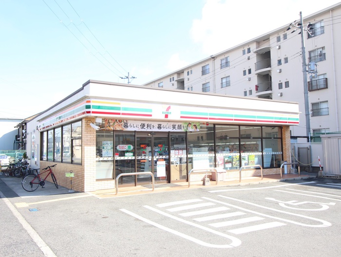 コンビニ　セブンイレブン（コンビニ）まで413m
