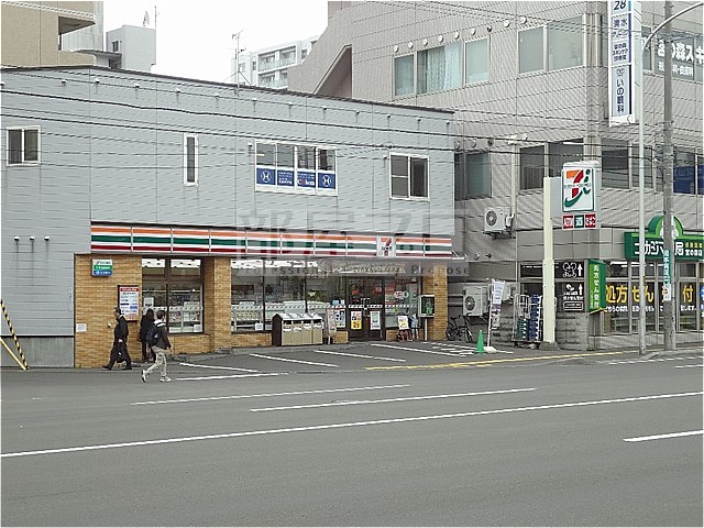 コンビニ　セブンイレブン札幌西28丁目駅前店（コンビニ）まで326m