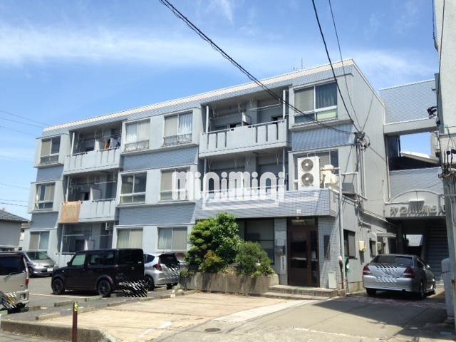 建物外観　駐車場は少し狭いです。