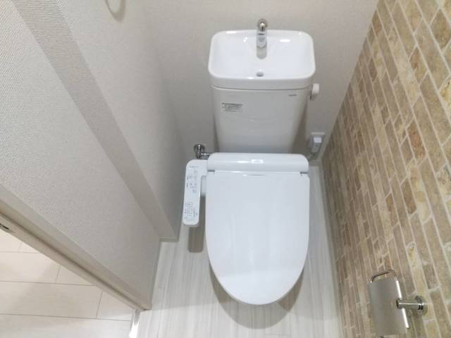 トイレ　洋式のトイレはゆとりがあります