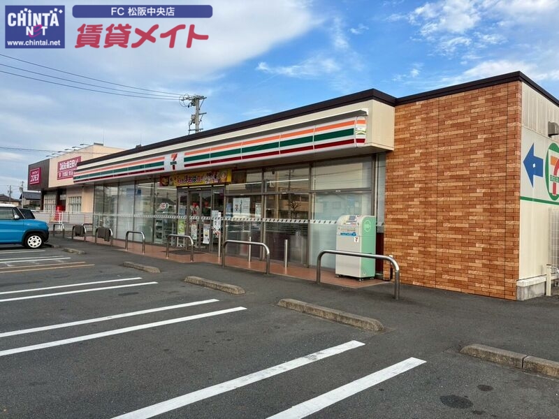 コンビニ　セブンイレブン松阪川井町店（コンビニ）まで931m