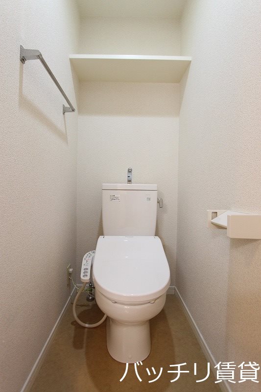 トイレ　画像は別号室タイプの為、現状を優先致します。