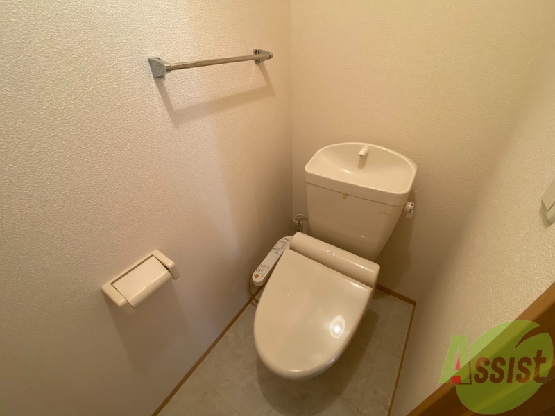 トイレ　トイレはこちらのウォシュレット付きになりますね。