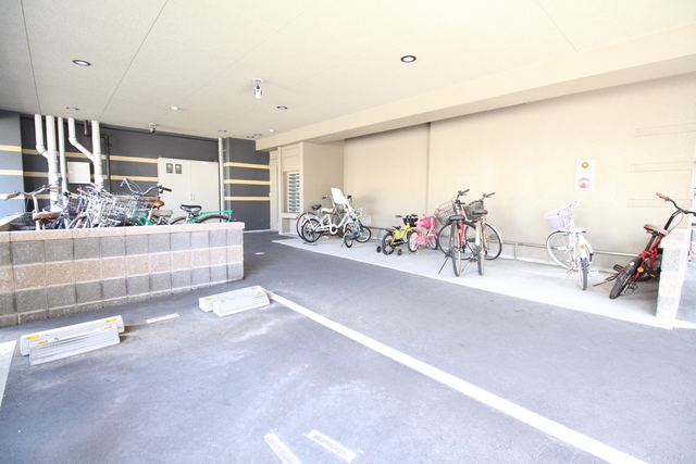 駐車場　屋根付きの駐輪場＆駐車場スペース★