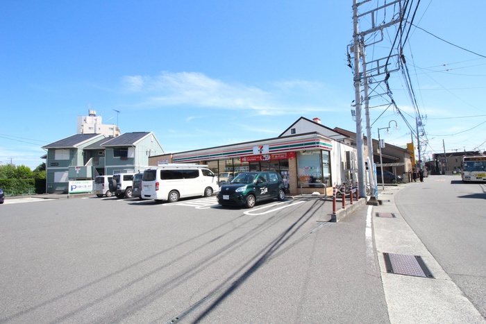 コンビニ　セブンイレブン（コンビニ）まで738m