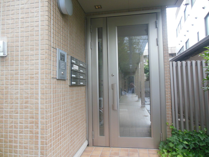 エントランス　オートロック対応で安心です
