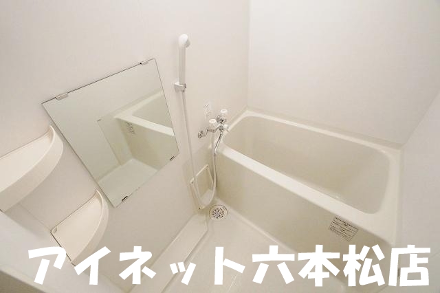バス・シャワールーム　一日の疲れを流しましょう。