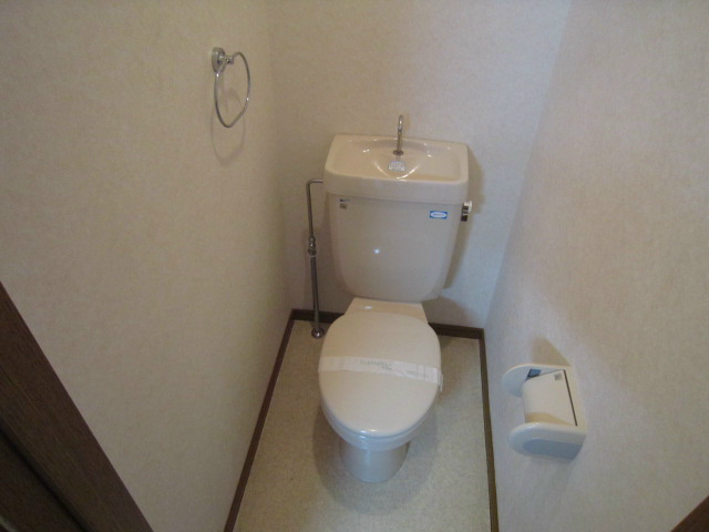 トイレ　写真は同タイプ別部屋です。