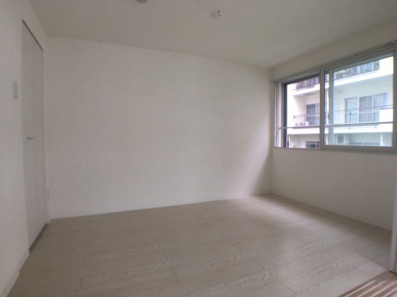 その他部屋・スペース　寝室はこちらです。光が差し込む、温かみのあるお部屋です。
