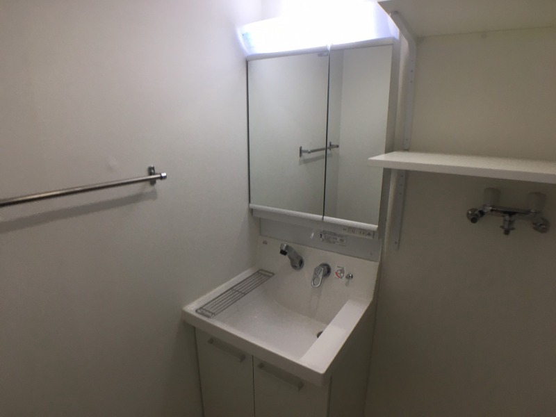 洗面設備　独立洗面台です。大きくてよいですね。シャンプーもできます。