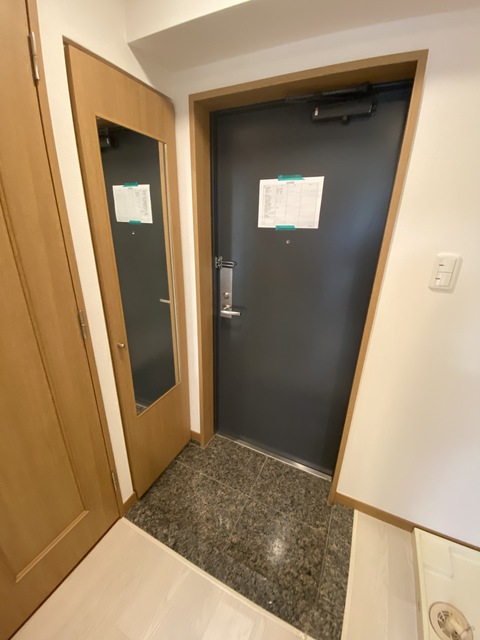 玄関　大きな姿見付きのシューズＢＯＸあります