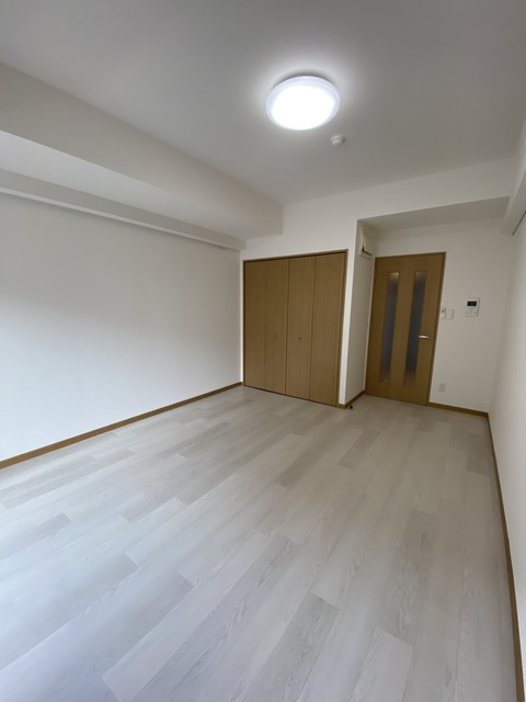 居室・リビング　白を基調とした綺麗なお部屋です