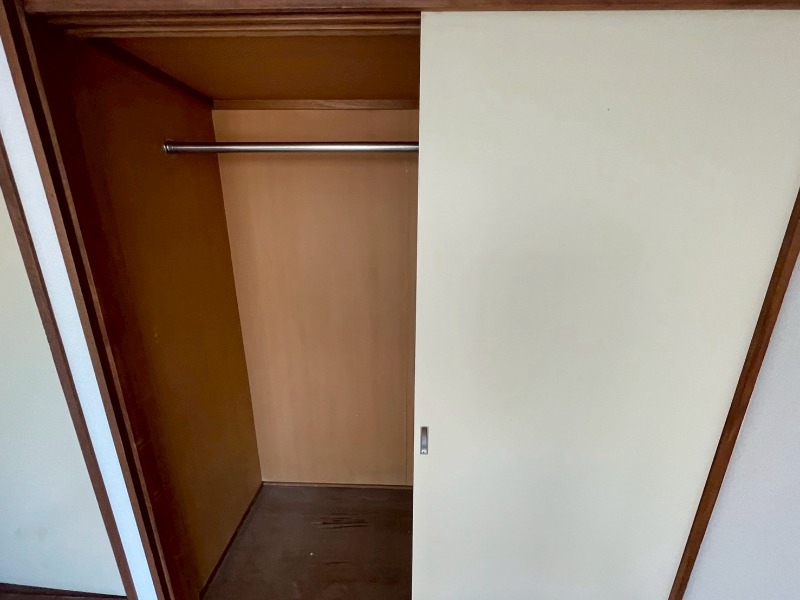 収納　こちらの収納にはハンガーをかけて服もしまえますね。