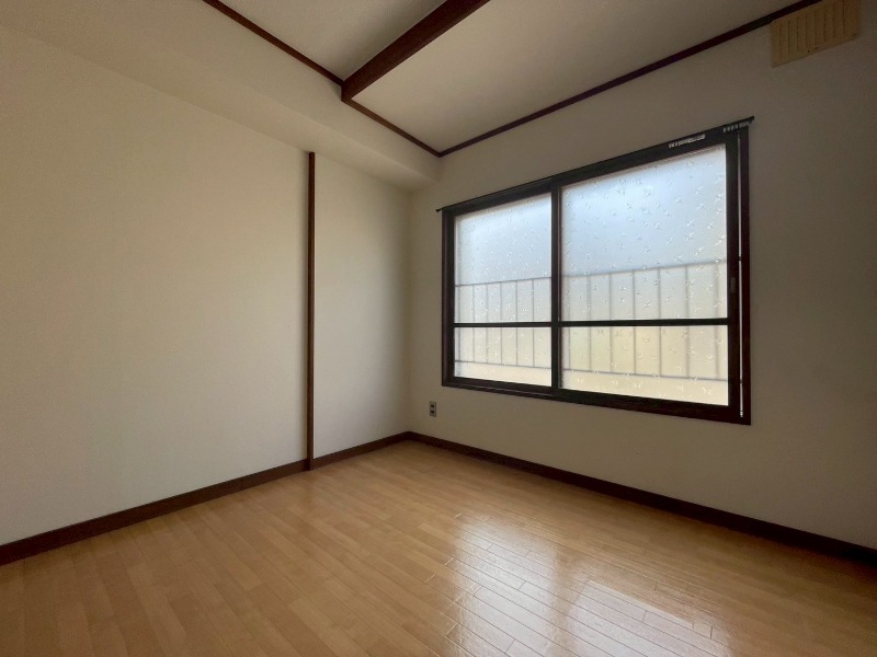 その他部屋・スペース　寝室はこちらです。光が差し込む、温かみのあるお部屋です。
