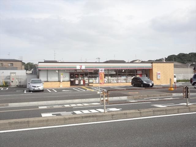 コンビニ　セブンイレブン（コンビニ）まで307m