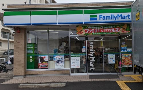 コンビニ　ファミリーマート 豊中東泉丘店（コンビニ）まで1876m