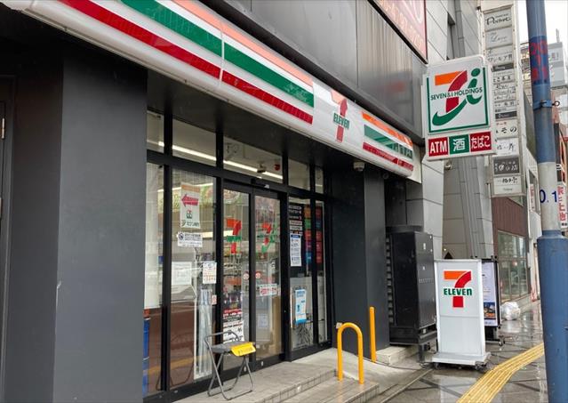 コンビニ　セブンイレブン（コンビニ）まで673m
