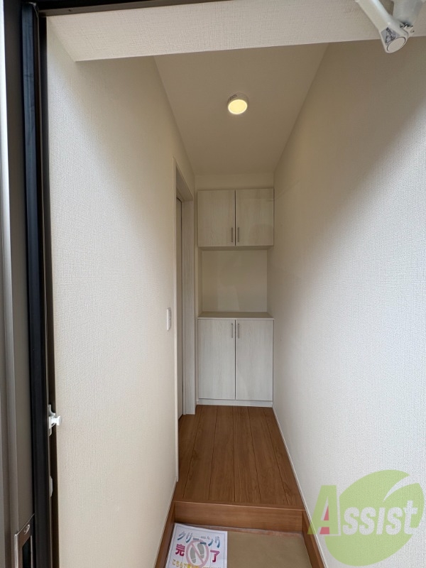 玄関　玄関から撮影しました。明るい印象ですね。
