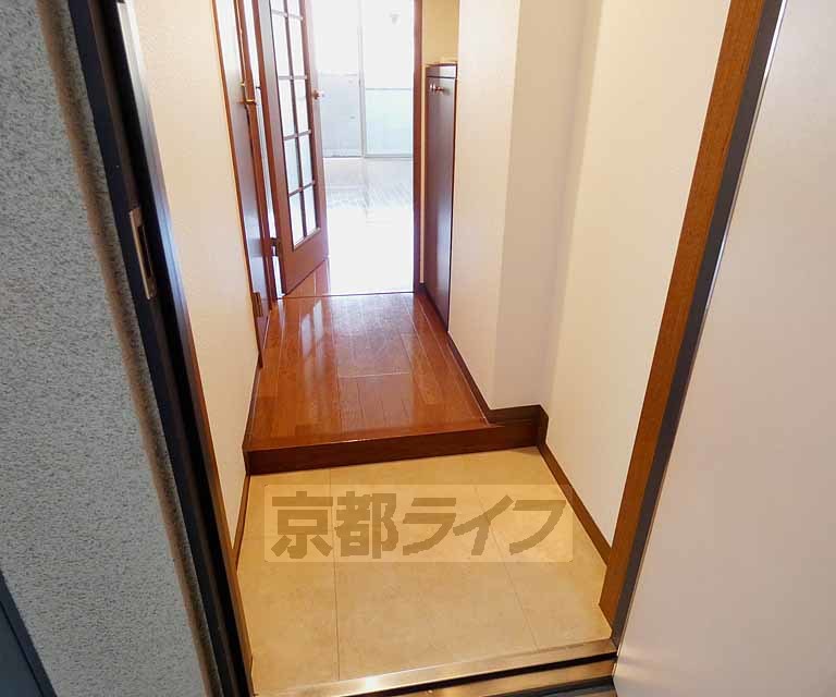 玄関　神宮丸太町駅近くのＲＣ造の３点セパレート角部屋です。