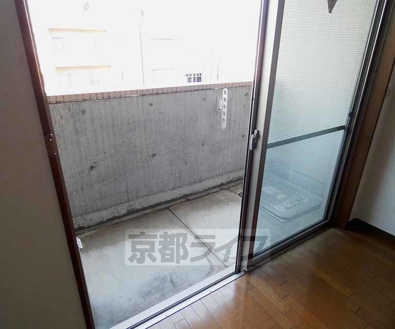 バルコニー　神宮丸太町駅近くのＲＣ造の３点セパレート角部屋です。
