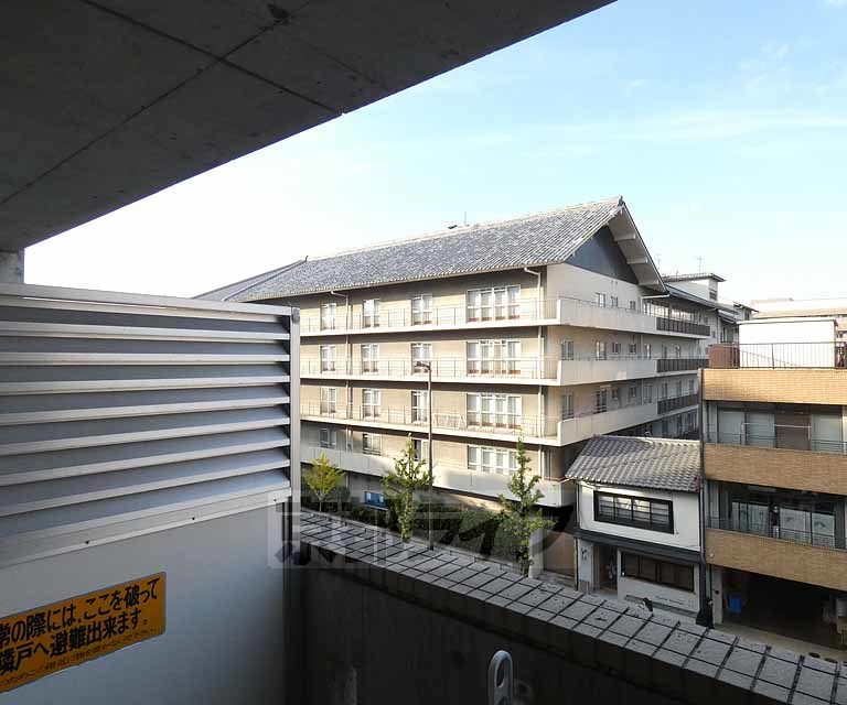 眺望　神宮丸太町駅近くのＲＣ造の３点セパレート角部屋です。