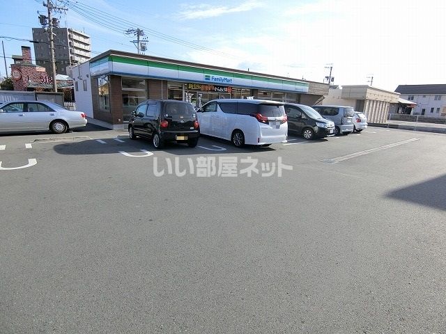 コンビニ　ファミリーマート津市ヨットハーバー店（コンビニ）まで533m