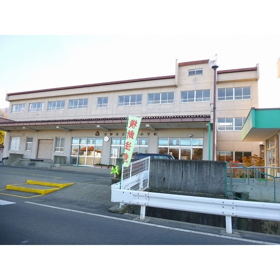 小学校　長野市立綿内小学校（小学校）まで975m