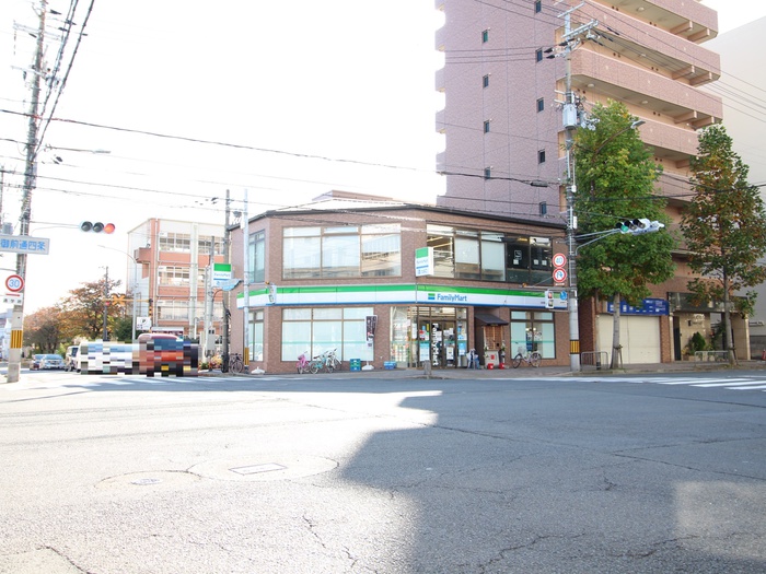 コンビニ　ファミリーマート（コンビニ）まで430m