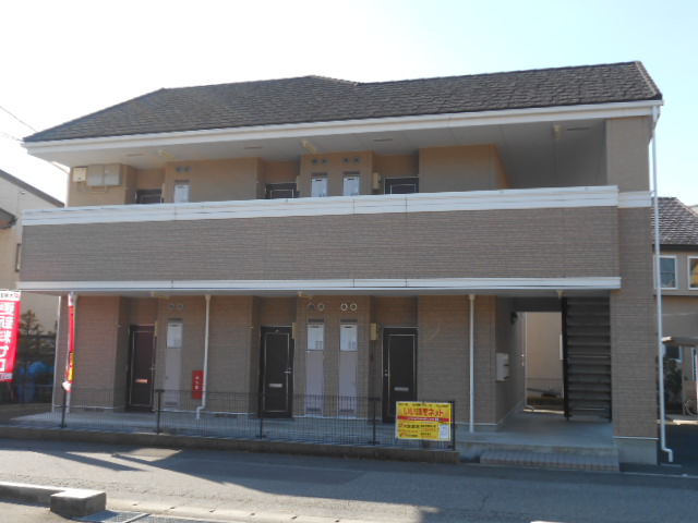 建物外観　建物玄関側（北面）を北東方向より撮影