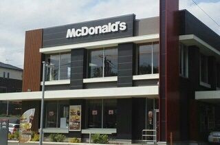 飲食店　マクドナルド（飲食店）まで550m