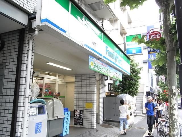 コンビニ　ファミリーマート（コンビニ）まで700m