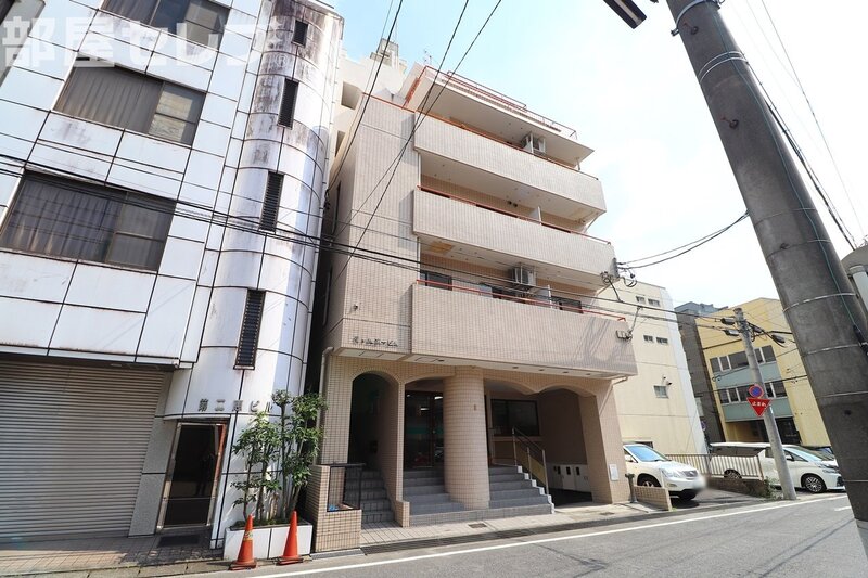 建物外観　タイル張りで清潔感のある外観です。