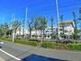 小学校　足立区立鹿浜五色桜小学校（小学校）まで390m