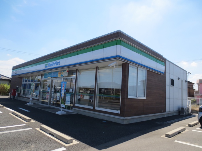 コンビニ　ファミリーマート岩倉東町藤塚店（コンビニ）まで300m