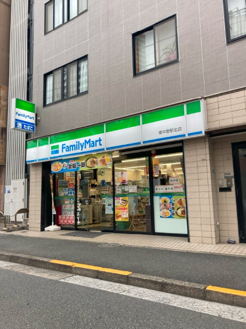 コンビニ　ファミリーマート（コンビニ）まで695m
