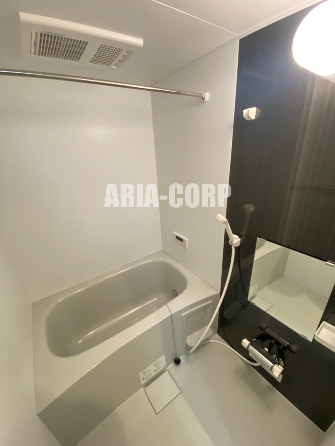 バス・シャワールーム　追い焚き浴室乾燥付。カラーパネル採用でお洒落なバスルーム。