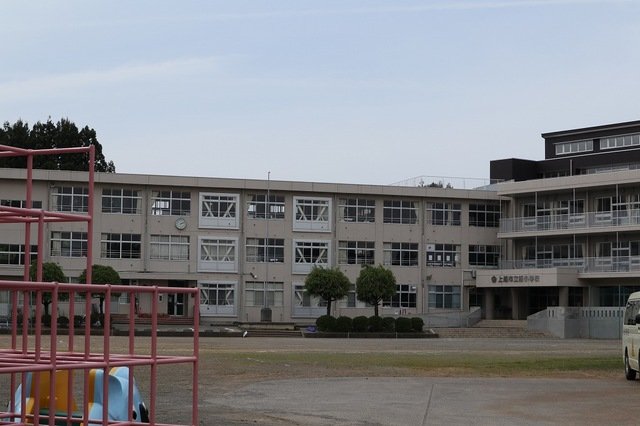 その他　飯小学校まで230m