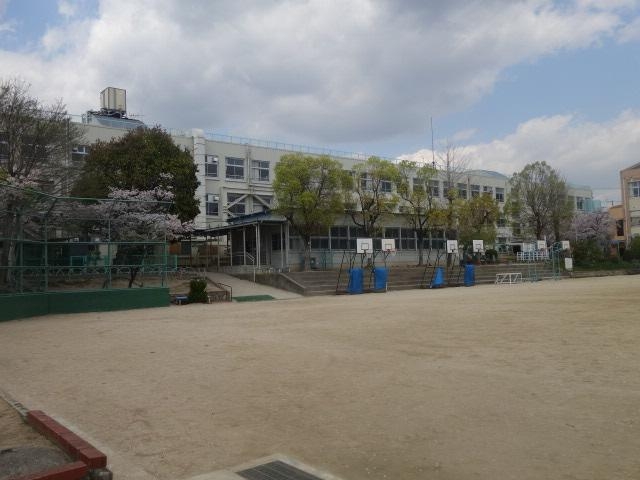 小学校　神戸市立本山第三小学校（小学校）まで564m
