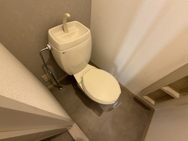 トイレ　落ち着いた色調のトイレです
